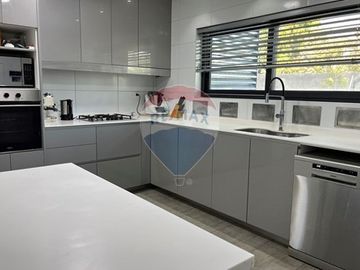 Moderna y remodelada casa en sector tranquilo
