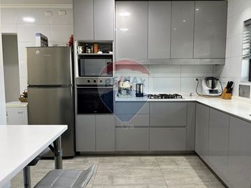 Moderna y remodelada casa en sector tranquilo