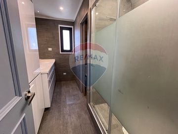 Moderna y remodelada casa en sector tranquilo