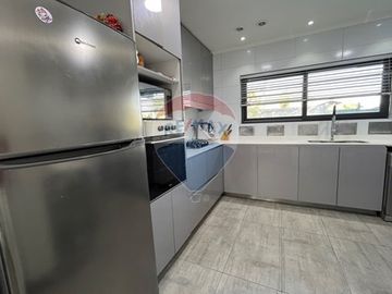 Moderna y remodelada casa en sector tranquilo