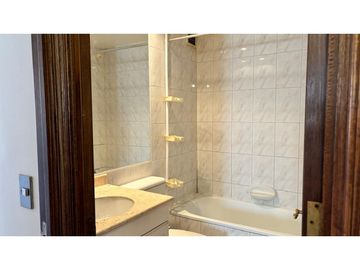VENDO DEPARTAMENTO AMPLIO EN LAS CONDES, SECTOR METRO ESCUELA MILITAR