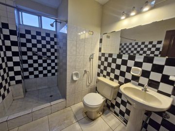 VENTA DE DEPARTAMENTO 3 DORMITORIOS CON ASCENSOR, CENTRO DE GYE (LC)
