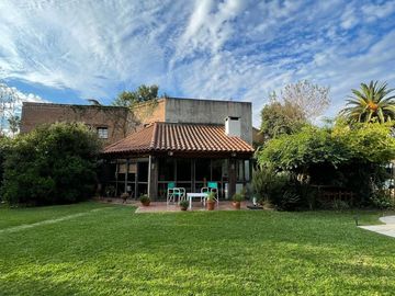 Casa en  venta City Bell 3 dormitorios parque pileta quincho