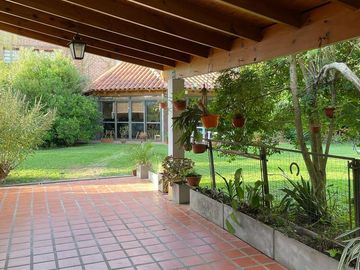Casa en  venta City Bell 3 dormitorios parque pileta quincho