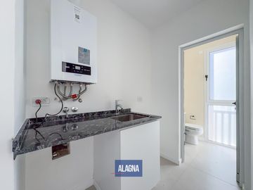 Casa de pasillo, 3 dormitorios, pileta, quincho, radiadores, Centro