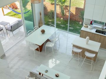 VENTA CASA EN LA PLAYA URBANIZACION VENTURA RESORTE OLON SANTA ELENA (CMC)