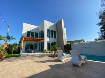VENTA CASA EN LA PLAYA URBANIZACION VENTURA RESORTE OLON SANTA ELENA (CMC)