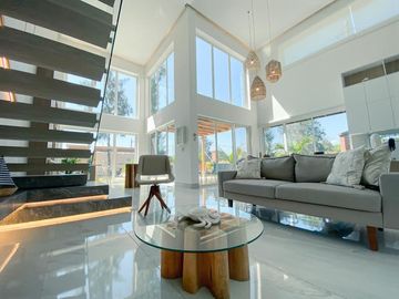 VENTA CASA EN LA PLAYA URBANIZACION VENTURA RESORTE OLON SANTA ELENA (CMC)