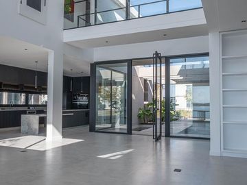 Casa Premium al lago central en venta - Barrio Marinas - Puertos del Lago - Escobar