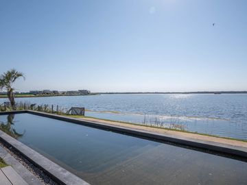 Casa Premium al lago central en venta - Barrio Marinas - Puertos del Lago - Escobar