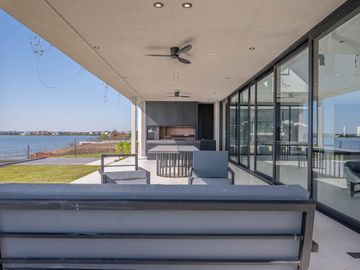 Casa Premium al lago central en venta - Barrio Marinas - Puertos del Lago - Escobar