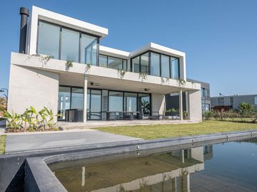 Casa Premium al lago central en venta - Barrio Marinas - Puertos del Lago - Escobar