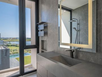 Casa Premium al lago central en venta - Barrio Marinas - Puertos del Lago - Escobar
