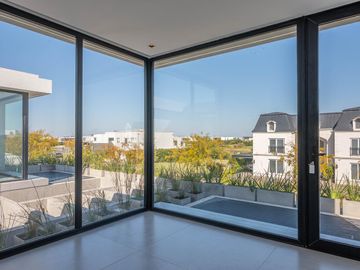 Casa Premium al lago central en venta - Barrio Marinas - Puertos del Lago - Escobar