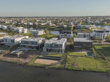 Casa Premium al lago central en venta - Barrio Marinas - Puertos del Lago - Escobar