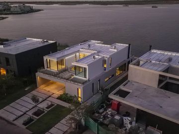 Casa Premium al lago central en venta - Barrio Marinas - Puertos del Lago - Escobar