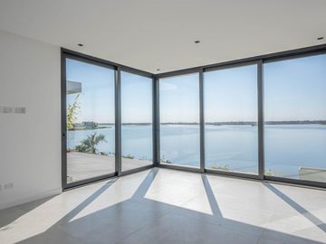 Casa Premium al lago central en venta - Barrio Marinas - Puertos del Lago - Escobar