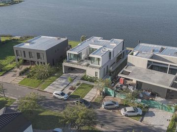 Casa Premium al lago central en venta - Barrio Marinas - Puertos del Lago - Escobar