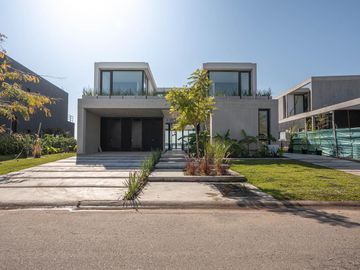 Casa Premium al lago central en venta - Barrio Marinas - Puertos del Lago - Escobar