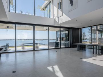 Casa Premium al lago central en venta - Barrio Marinas - Puertos del Lago - Escobar