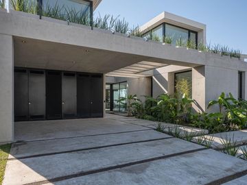 Casa Premium al lago central en venta - Barrio Marinas - Puertos del Lago - Escobar