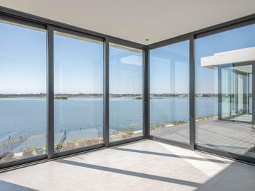 Casa Premium al lago central en venta - Barrio Marinas - Puertos del Lago - Escobar