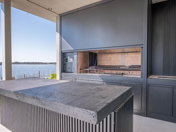 Casa Premium al lago central en venta - Barrio Marinas - Puertos del Lago - Escobar