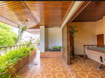 Casa 4 ambientes garage parque parrilla pileta en Montecastro