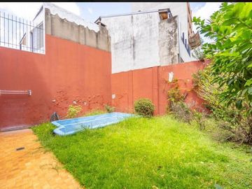 Casa 4 ambientes garage parque parrilla pileta en Montecastro