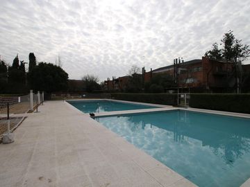 Venta de Departamento 3 ambientes con Cochera P. B.  Pilar