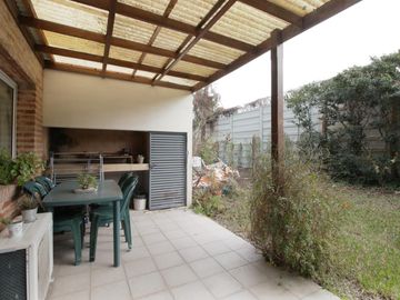 Venta de Departamento 3 ambientes con Cochera P. B.  Pilar