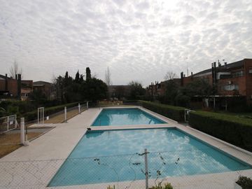 Venta de Departamento 3 ambientes con Cochera P. B.  Pilar