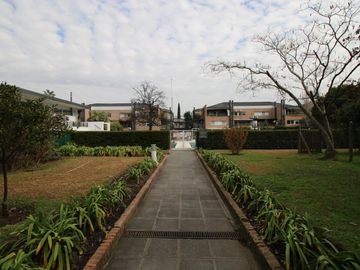 Venta de Departamento 3 ambientes con Cochera P. B.  Pilar