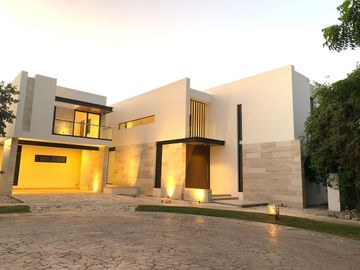 Casa en venta con páneles solares en el Yucatán Country Club