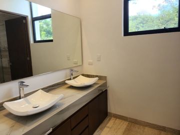 Casa en venta con páneles solares en el Yucatán Country Club