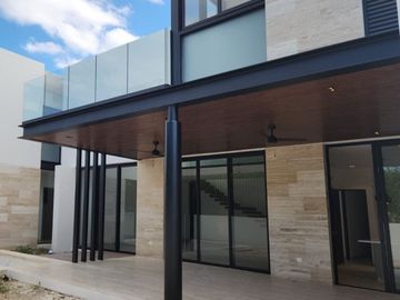 Casa en venta con páneles solares en el Yucatán Country Club