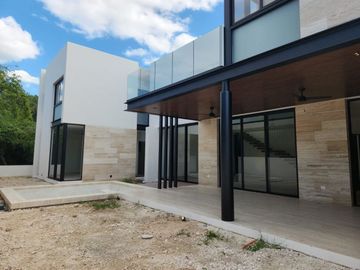 Casa en venta con páneles solares en el Yucatán Country Club