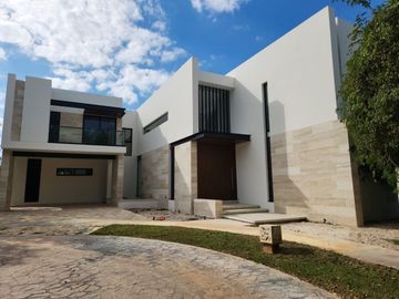 Casa en venta con páneles solares en el Yucatán Country Club