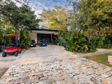 Casa en venta frente a un lago en  campo de golf