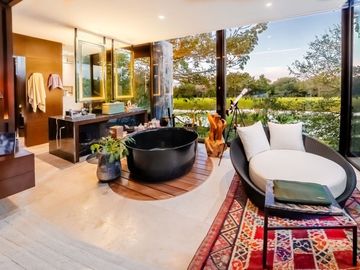 Casa en venta frente a un lago en  campo de golf