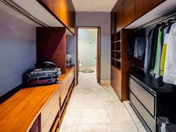 Casa en venta frente a un lago en  campo de golf