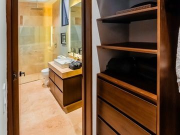 Casa en venta frente a un lago en  campo de golf