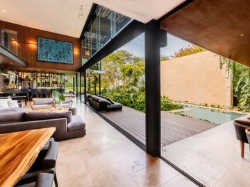 Casa en venta frente a un lago en  campo de golf