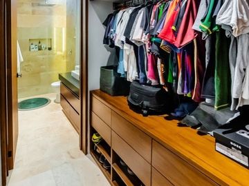 Casa en venta frente a un lago en  campo de golf