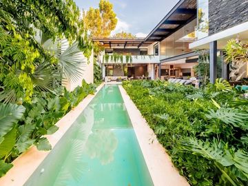 Casa en venta frente a un lago en  campo de golf