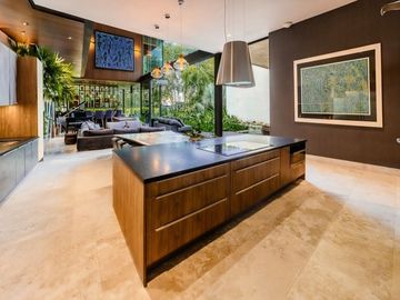 Casa en venta frente a un lago en  campo de golf