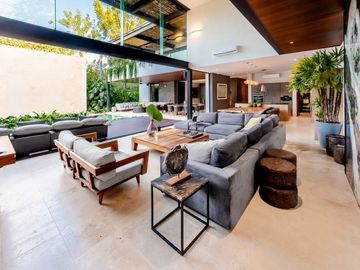 Casa en venta frente a un lago en  campo de golf