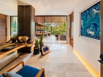 Casa en venta frente a un lago en  campo de golf