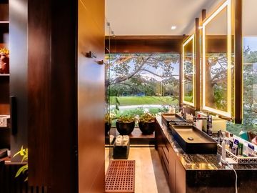 Casa en venta frente a un lago en  campo de golf
