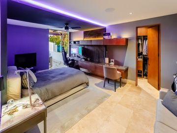 Casa en venta frente a un lago en  campo de golf